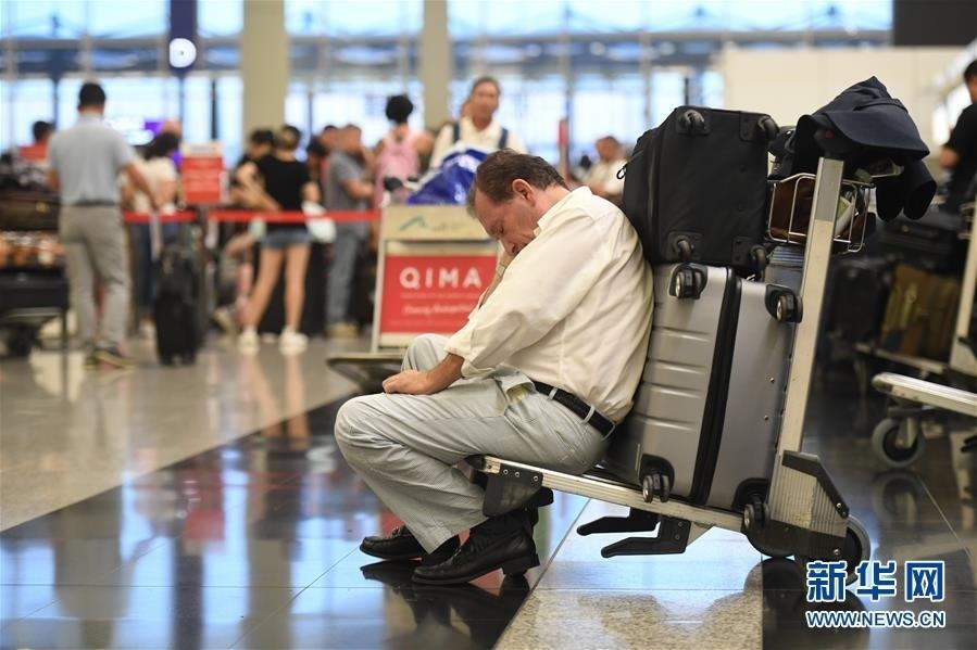 8月13日，游客在机场滯留。