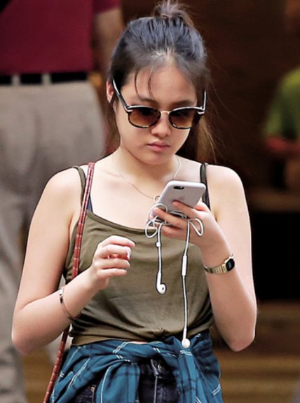 张学友女儿素颜照遭曝光,长相随母亲,但是大家目光都在腿上-北京时间