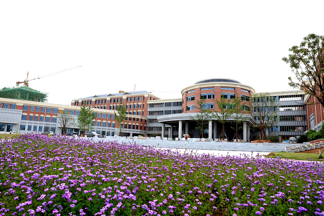 夷陵中学图书信息中心