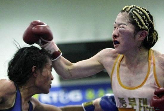 对手躲过她的勾拳