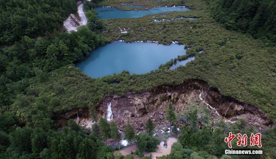 空中俯瞰震后的九寨沟:诺日朗瀑布垮塌 空中俯瞰震后的九寨沟:诺日朗瀑布垮塌