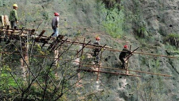 一天能赚300块的栈道工人, 悬崖上工作无保护