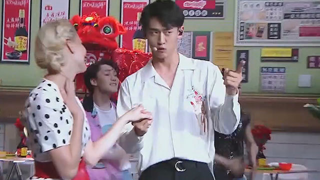 王天辰洒脱演绎《宫保鸡丁》