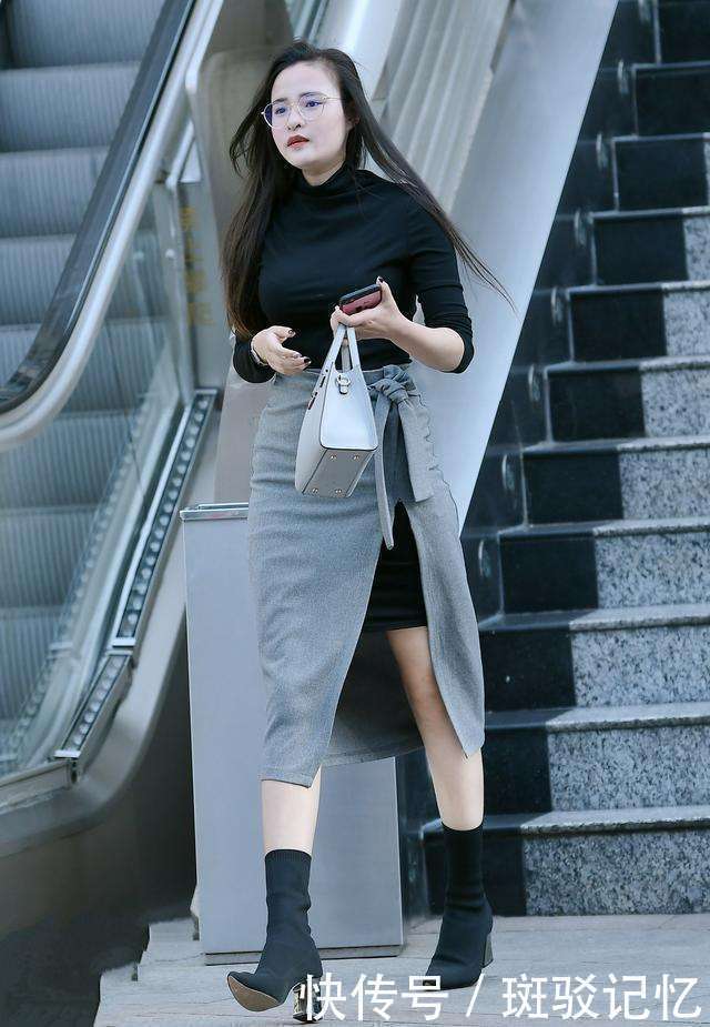 街拍:白色宽松T恤搭配浅蓝色紧身牛仔裤, 时尚