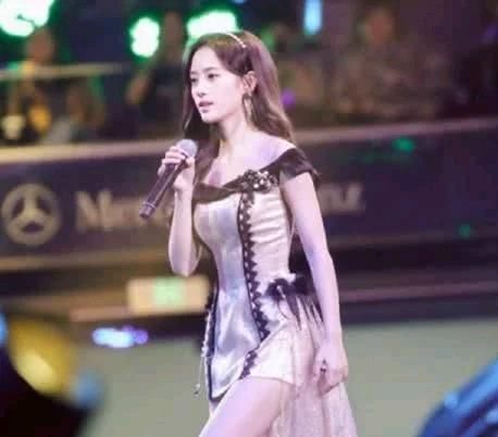 鞠婧祎真敢穿,裙子短到走路都小心翼翼