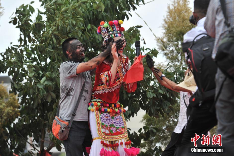 7月18日，云南丘北彝族男女互相“抹花脸”。当日，2016云南“普者黑”花脸节在丘北县开幕。上万彝族民众和游客用特制的黑色颜料互相“抹花脸”。花脸节是云南丘北彝族民众最隆重的节日，是当地彝族民众驱魔除害、相互祝福和表达爱慕之情的习俗，沿袭至今已有一千多年历史。