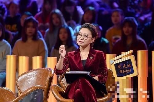演员的诞生 她才是最有资格坐在导师席的人 但却默默的坐在角落