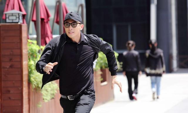 《谍海追踪》杀青 赵磊全力出击引爆谍战风云(图2) 《谍海追踪》杀青 赵磊全力出击引爆谍战风云(图2)