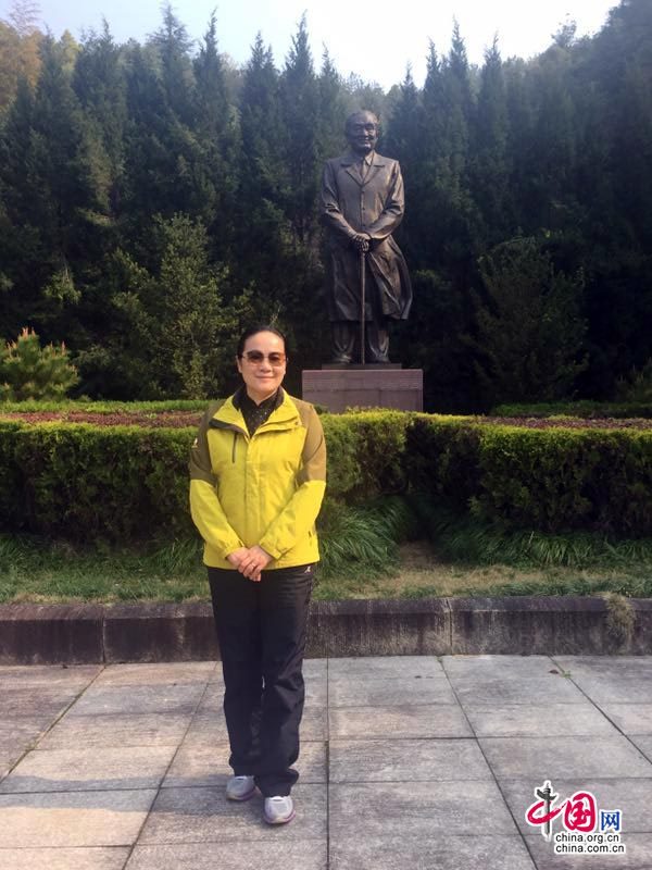 赵雯在赵朴初雕像前留影