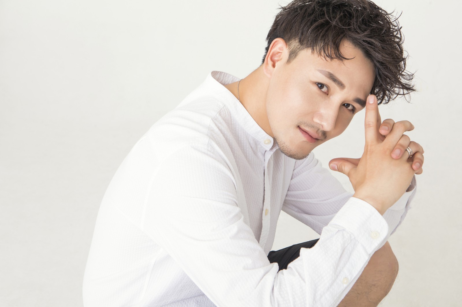 近日,青年演员王闯曝光一组全新纯白写真大片,白色衬衫搭配其招牌阳光