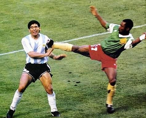 在足球的野蛮年代 马拉多纳就是挨踢王 被犯规