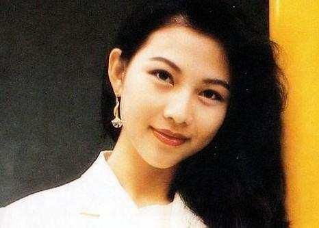 他是香港富商,李嘉欣关之琳都与他传过绯闻!