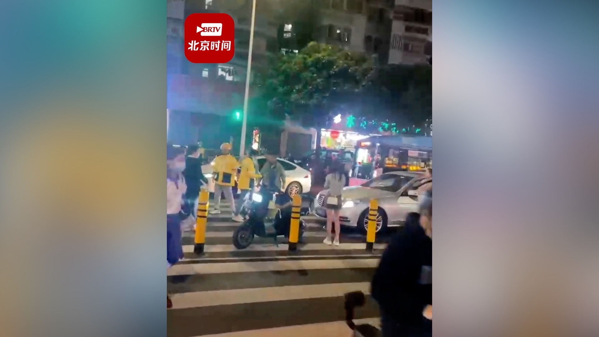 奔驰闯红灯撞倒外卖员还打人？ 警方辟谣：是外卖员闯红灯，已拘留打人者！
