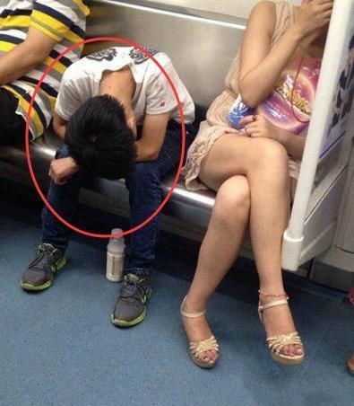 哥们，看就正大光明的看，装睡算什么