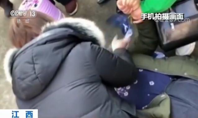 老人忽然昏迷 危急时刻“95后”医技师跪地抢救 老人忽然昏迷 危急时刻“95后”医技师跪地抢救