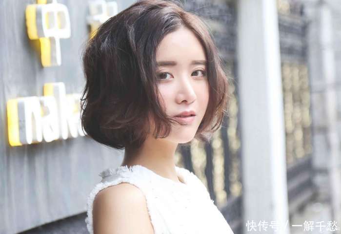 斗鱼女主播的颜值排行榜: 冯提莫第五名, 第一名