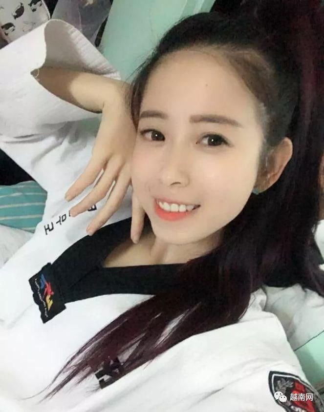 越南跆拳道宅男女神穿高跟鞋练一字马