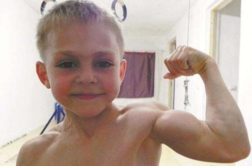 肌肉男童2岁去健身房,负重腾空倒立俯卧撑都可