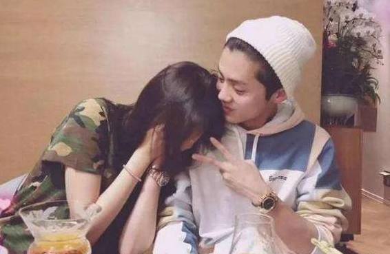 关晓彤总算学会穿衣服了,这个样子才像鹿晗的