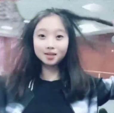 当美女撩开头发那瞬间,瓜子脸变大脸,仿佛重新