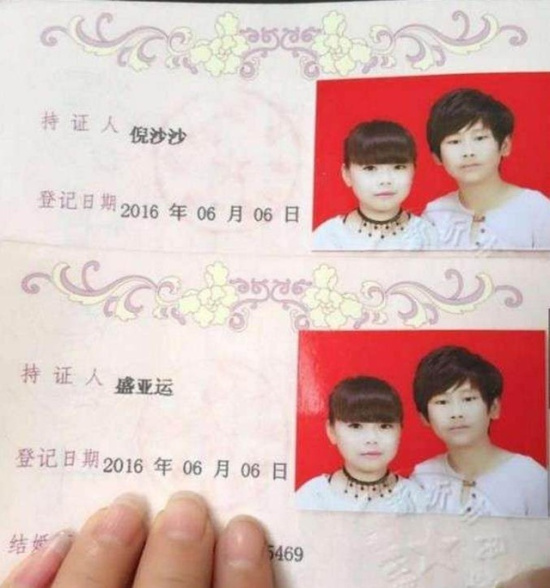 已婚"小学生"当街秀恩爱,这段感情却值得我们祝福