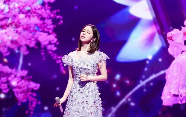 《王牌3》张杰贾玲情侣装好配!看邓紫棋的眼