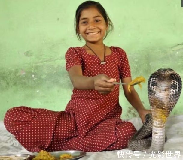不过在时间的推移下,女孩的亲人发现,蛇只会围在女孩的身边,并不会去