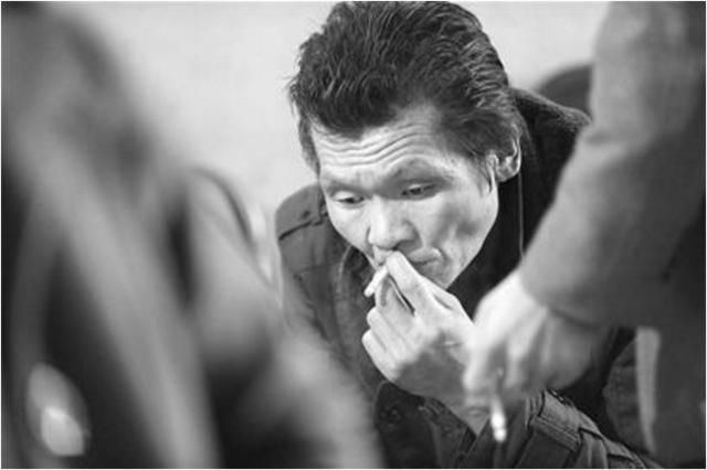 丈夫患艾滋遭所有人歧视,妻子选择跑路,男人被