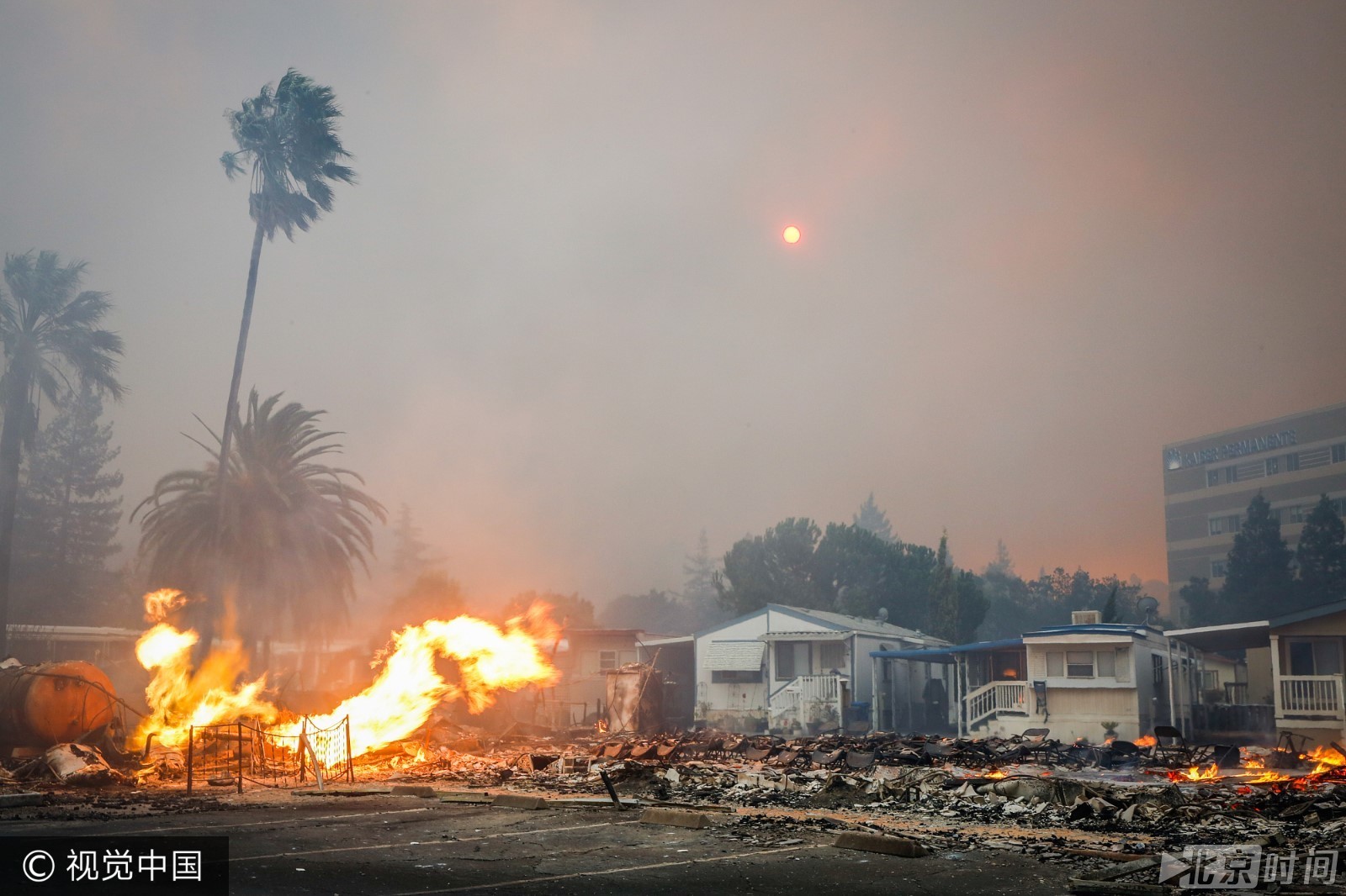 美国加州北部发生森林大火 整辆车被大火吞噬 美国加州北部发生森林大火 整辆车被大火吞噬