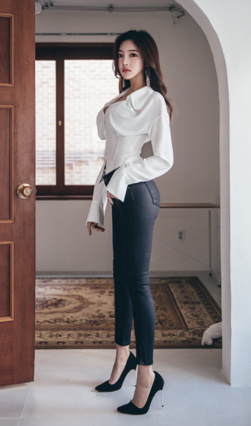 时尚正允:性感牛仔紧身裤,配白色修身T恤,打造