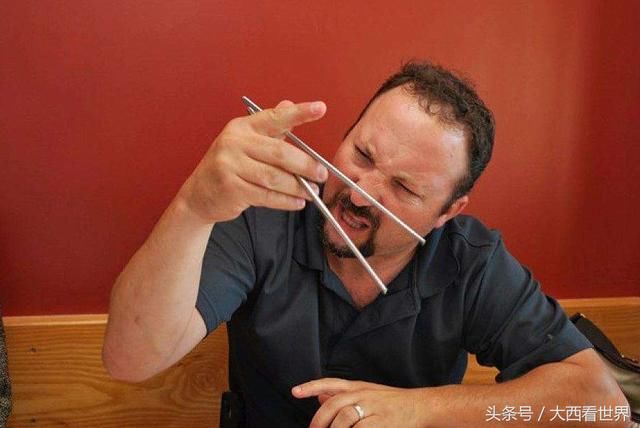 印度女孩来中国旅游,不会使用筷子,在华的印度