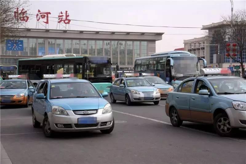 臨河火車站站前廣場秩序混亂,有關部門還需加強監管!