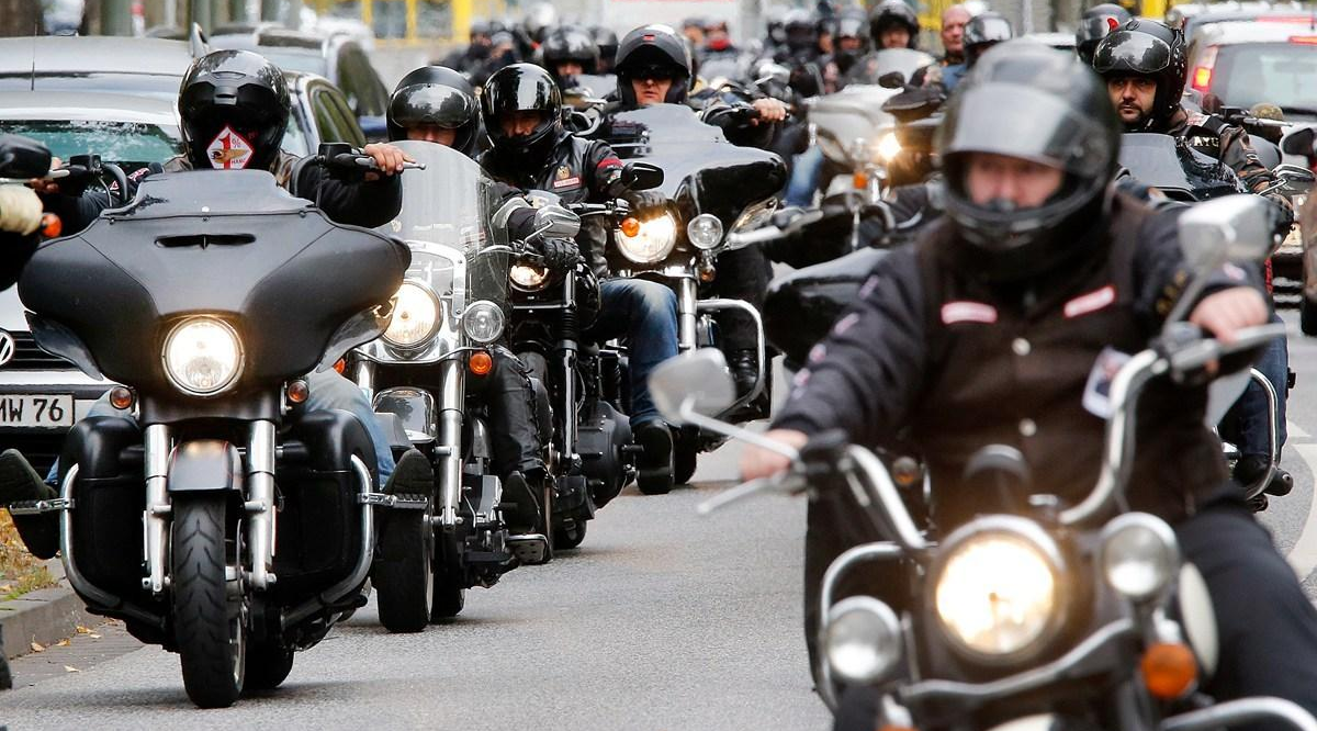 当地时间2016年10月12日,德国吉森市,黑帮“地狱天使”(Hells Angels)吉森地区头目Ayguen Mucuk葬礼举行,来自地狱天使的数百名成员和支持者骑机车到场参加。