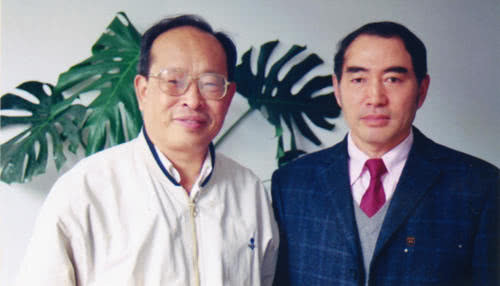 专家认真地询问了曹祖义家族的迁徙史,然后让曹祖义详细填写了一份