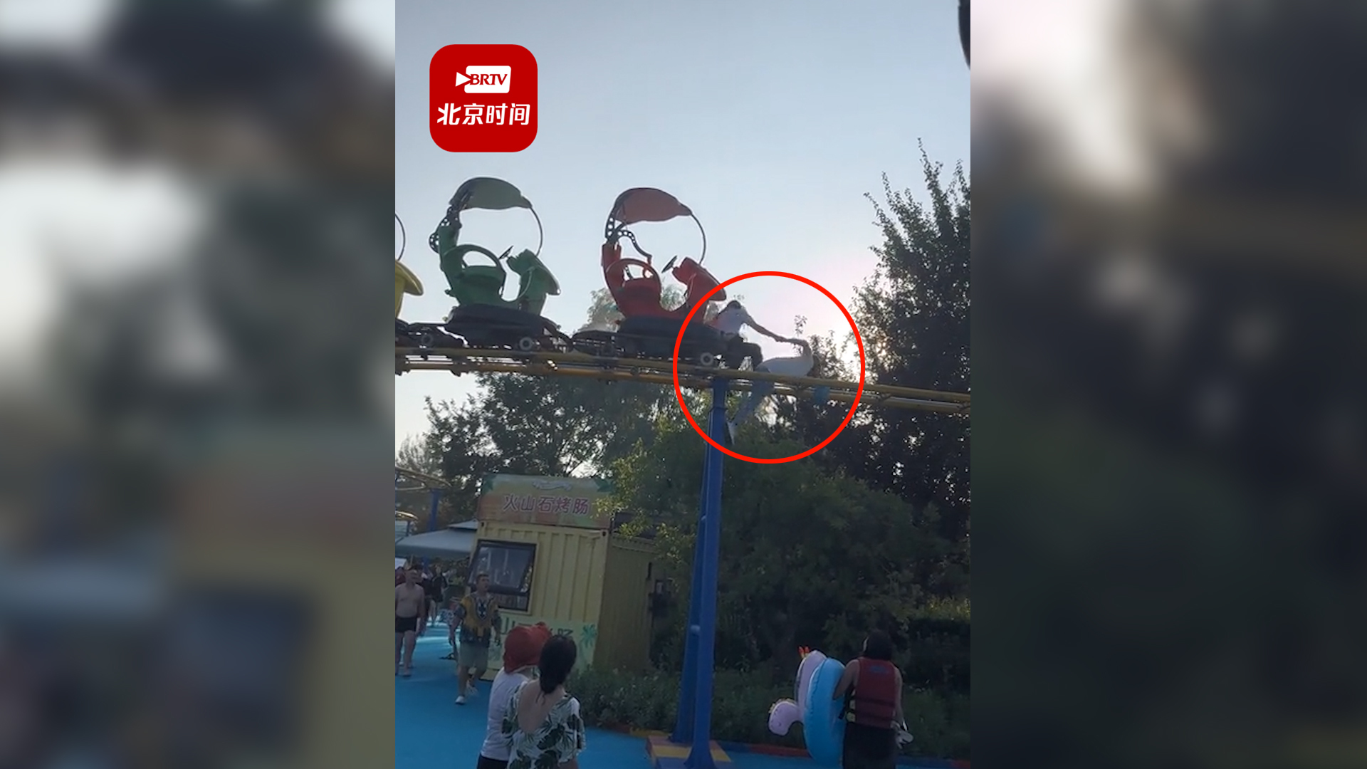 官方回应欢乐太行谷小火车故障致游客被困半空又被撞：下雨致电线短路，无人受伤