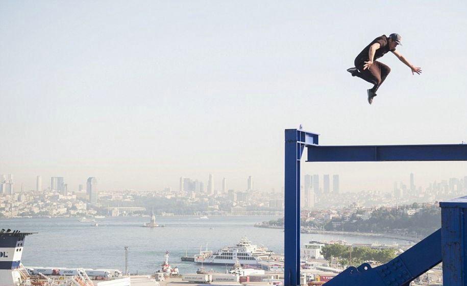 玩命挑战！跑酷选手“飞”过集装箱瞬间