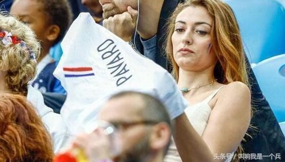 世界杯4大亮眼女球迷,法国球星女友当众换衣,