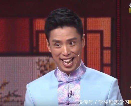 2018年央视春晚表演相声,迪玛希微笑一下,略表