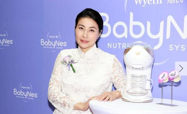 郭晶晶坚持母乳喂养儿女 最美辣妈不惜毁身材