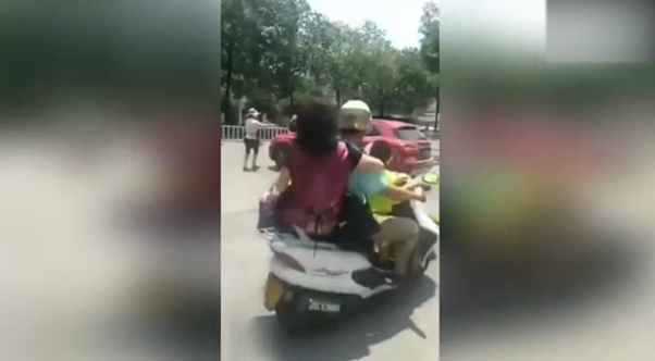 大妈骑车刮碰奔驰还动手打人 女司机被惹怒开车狂顶 大妈骑车刮碰奔驰还动手打人 女司机被惹怒开车狂顶