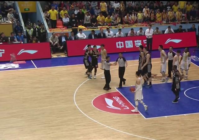 刘铮蹬腿郭艾伦急了!裁判:一个技术犯规一个违体犯规