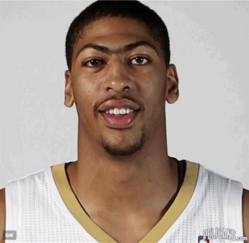 鹈鹕晒戴维斯5年大头照变化 浓眉依旧胡须渐长