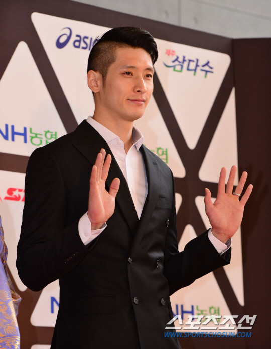 3月29日,2015-2016赛季韩国排球联赛颁奖典礼,帅哥文圣民荣膺mvp,颜值