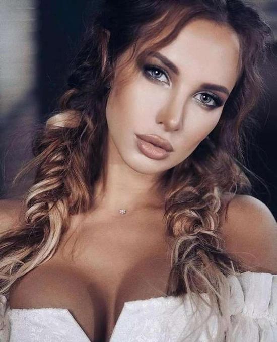 世界杯绝色太太团:她拥有32C傲人胸围和完美臀部 世界杯绝色太太团:她拥有32C傲人胸围和完美臀部