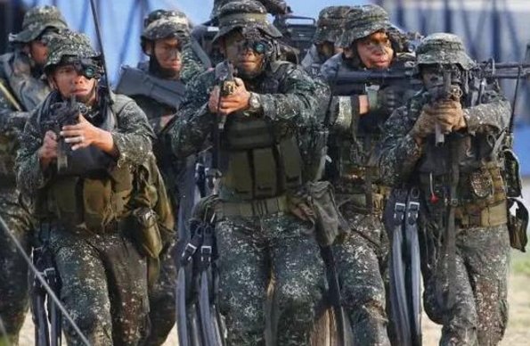 菲律宾海军20年来首次阅兵 杜特尔特重申:不同