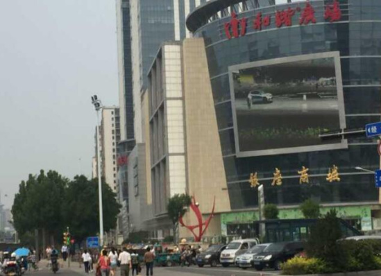 济南行人闯红灯处罚再升级!和谐广场大屏幕轮滚曝光