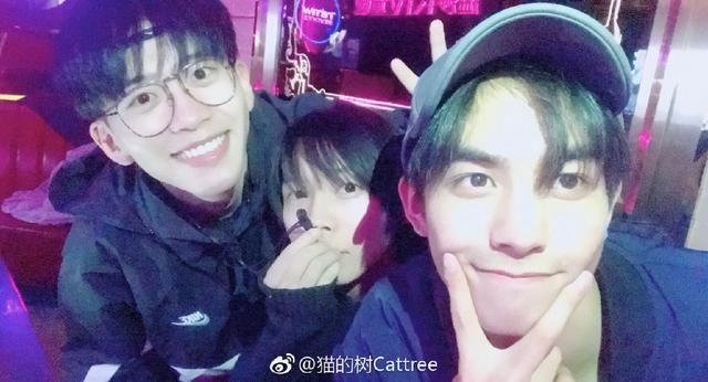 宋威龙私底下生活照总喜欢这样拍,网友:难道嫌