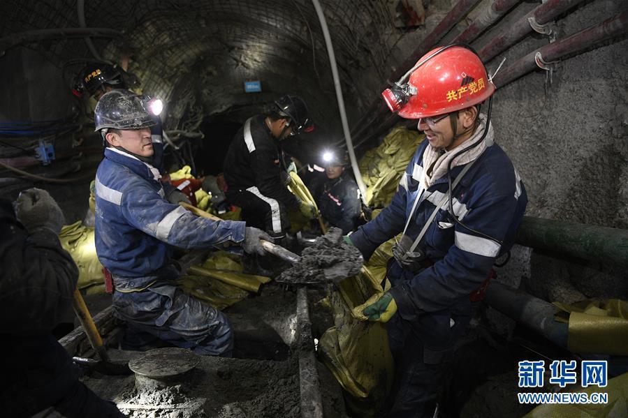矿工们地下800米的新春坚守 矿工们地下800米的新春坚守