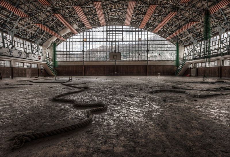 这些在脑海中挥之不去的诡异照片拍摄的是日本夕张市的旭日小学。过去这里也曾十分热闹繁华，各个年级大大小小的学生都在这里就读。而如今，这里的教室和走廊里都浸满了水，设施也都废弃，到处充斥着一股腐烂的味道。