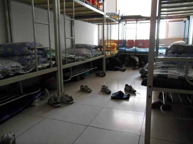 我和室友躲在床底下,一个穿红衣服的人走了进